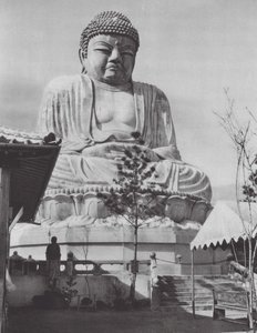 Japonsko: Buddhastatue v Beppu (čb fotografie)
