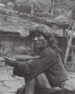 Japonsko: Náčelník kmene Paiwan v Raise (čb fotografie)