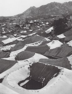 Japonsko: Kai-syong, Pohled na malé korejské město v zimě (čb fotografie)
