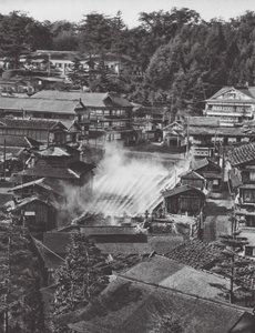 Japonsko: Kusatsu, sirné prameny (čb foto)