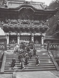 Japonsko: Nikko, Jomei-mon, hlavní portál svatyně Ieyasu (čb fotografie)