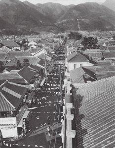 Japonsko: Nákupní centrum v Beppu (čb fotografie)