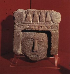 Aztécká vyřezávaná hlava od Aztec