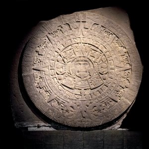 Předkolumbovská civilizace: aztécký kalendář (sluneční kámen): kamenný kotouč o průměru 3 m představující aztécký kalendář a kosmogonii, Au center est představuje božstvo Slunce Tonatiuh, pocházející z Tenochtitlanu - Mexico City, národní muzeum antropů