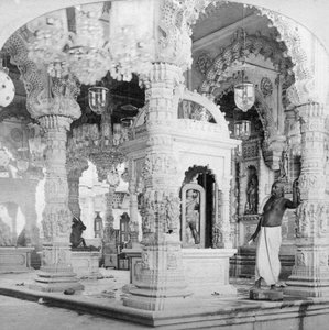 Interiér chrámu Babulnath, Bombay, Indie, 1901.