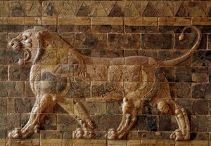 Procesní cesta Babylonu erigee za vlády Nabukadnezara II. (605-562 př. n. l.): detail Ištařiny brány zobrazující mozaikového lva z cihel. Babylon, Irák. Paříž. muzeum Louvre