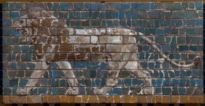 Procesní cesta Babylonu erigee za vlády Nabukadnezara II. (605-562 př. n. l.): detail Ištařiny brány zobrazující mozaikového lva z cihel. Babylon - Archeologické muzeum Istanbul od Babylonian