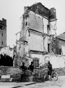 Bombardování Sermida. Tři lidé před skupinou bombardovaných domů od Baccarini and Porta