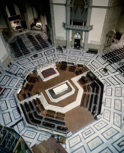 Pohled na osmiboký mramorový chór vyrobený Baccio Bandinelli (1488-1560) (Bartolommeo Brandini), uvnitř katedrály ve Florencii (Duomo Santa Maria del Fiore). 1555, Florencie, Itálie