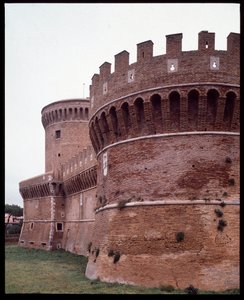 Středověké umění: pohled na hrad papeže Julia II. (Giulia) realizovaný architektem Baccio Pontellim (cca 1450-1494), Gregoriopoli od Baccio Pontelli