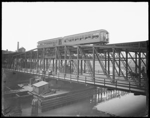 Vyvýšený vlakový přejezd Wells Street Bridge, Chicago, Illinois, USA, cca 1905 (č/b foto) od Barnes and Crosby