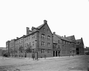 Hull House, Chicago, Illinois, USA, cca 1905 (černobílá fotografie) od Barnes and Crosby