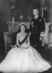 HM královna Alžběta II a Jeho královská výsost vévoda z Edinburghu v Buckinghamském paláci, 12. března 1953. od Baron Sterling Henry Nahum
