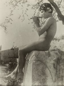 [Chlapec hraje na flétnu] od Baron Wilhelm von Gloeden