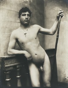 [Nahý muž s holí a náhrdelníkem s krucifixem] od Baron Wilhelm von Gloeden
