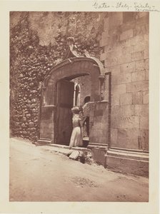[Žena vchází do brány] od Baron Wilhelm von Gloeden