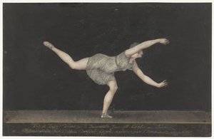 Tanečnice Annette Köbler, performerka Pas-de-Zephir od Bartholomeus Ziesenis