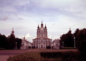 Architektura: pohled na klášter Smolny postavený v letech 1748 až 1835 architektem Francescem Bartolomeem Rastrellim (1700-1771), Petrohrad, Rusko.