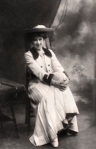 Decima Moore 1871-1964, anglická herečka, 1907. od Bassano Studio