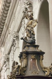 Kazatelna, nazývaná také Kazatelna pravdy, detail: Michael a drak, 1749 (zlacení, dřevo a intarzie) (viz také 252679 a 252681).