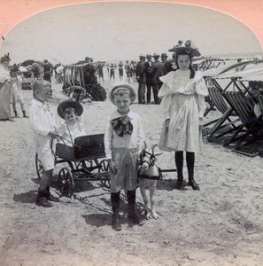 USA, Atlantic City: děti si hrají na pláži Atlantic City od Benjamin West Kilburn