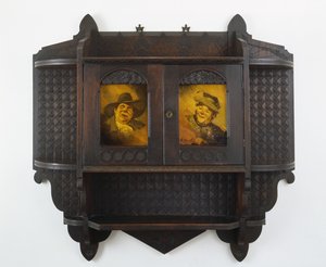Závěsná nástěnná skříňka s keramickými plaketami, c. 90. léta 19. století (černý ořech a kamenina) od Benn Pitman