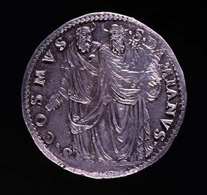 Rub stříbrné mince zobrazující SS Cosimo a Damiena stojící a hledící jeden na druhého. Nápis: S. COSMVS S. DAMIANVS, raženo 1532-1537 (avers viz 108641) od Benvenuto Cellini
