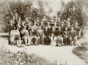 Skupinový snímek orchestru v Zichron Jaakov, asi 1898-1900 od Bernard Edelstein