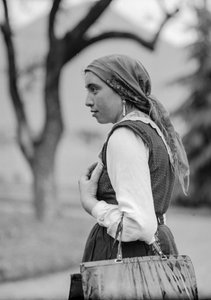 Venkovská žena v tradičním konzervativním oděvu, pravděpodobně Itálie, ale možná i Turecko