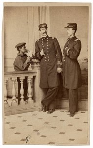 Portrét námořních důstojníků a posla,c. 1863 (foto) od Bernard Moses