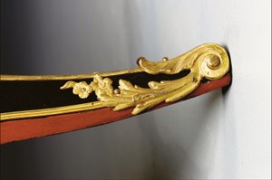 Komoda Ludvíka XV., kolem roku 1740 (černá čínská montáž na ormolu, polychromovaný a zlacený lak, had, mramor a vernis)