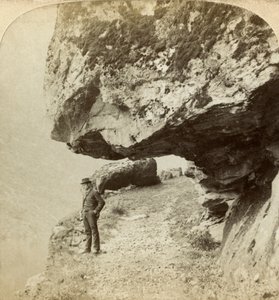 Muž na útesu s výhledem na Naeroyfjord, Sogne, Norsko. od Bert Underwood