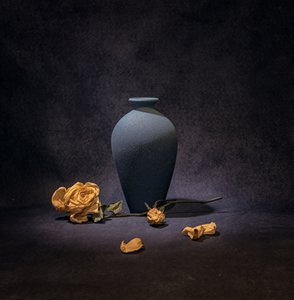 Zátiší s tmavě modrou růží od Betty Liu
