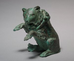 Olejová ampulka v podobě tančícího medvěda, 3. století (bronz)
