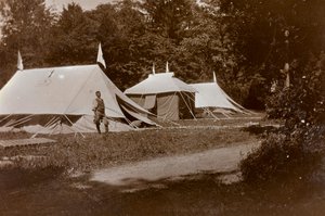 Album první světové války ve Friuli-Venezia Giulia: přijímání, operace a oblékání před vilou Brazzà, domovem 17 válečné nemocnice v Soleschiano Manzano, snímek pořízen z kostelní věže, 05/1916 (čb fotografie) od Bietti Bietti