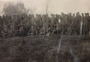 Album první světové války ve Friuli-Venezia Giulia: skupinový portrét vojáků pěchoty 112.mo s rýči poblíž River Tower od Bourbon Del Monte
