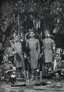 Angami Nagas v plných šatech, 1902 od Bourne and Shepherd