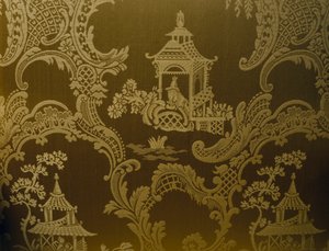 Čínské motivy, detail z čalounění na křesle ve stylu George II, vyřezávané dřevo, polstrované paže a čalouněné opěradlo a sedadlo, cca 1750, Velká Británie od British School