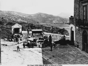 Piana dei Greci. Náměstí s kašnou. (černobílá fotografie)
