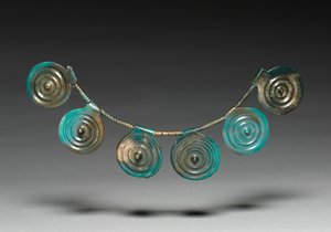Prvky z náhrdelníku, cca 1400-1300 př.nl