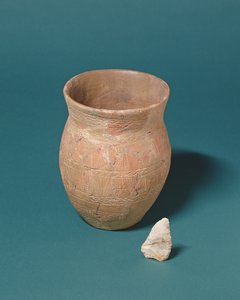 Kádinka a pazourek nalezený doprovázející pohřeb v Barnwood, Gloucestershire, kolem roku 2000 před naším letopočtem