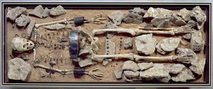 Bohatě dotovaný ženský hrob z Molzbachu bei Huenfeld od Bronze Age