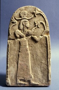 Stéla zobrazující božstvo uctívající Strom života, kanaánské období (1500-1200 př.nl) (vápenec)
