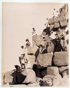 Výstup na pyramidu turisty - fotografie bratří Zangali, konec 19. století