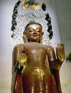 Socha stojícího Buddhy
