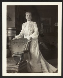 Paní John Arbuckle, cca 1900-10 (černobílá fotografie) od Burr William McIntosh