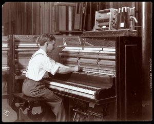 Muž pracující v továrně Harrington Piano Co., 1907 (stříbrný želatinový potisk)
