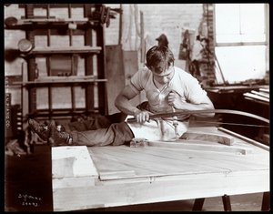 Muž pracující v továrně Hartman Piano Co., 1907 (stříbrný želatinový potisk)