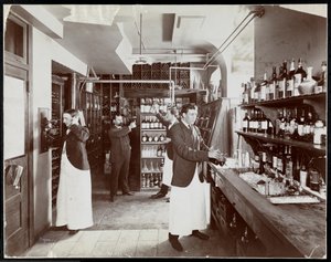 Spíž v hotelu Manhattan, 1902 (stříbrný želatinový tisk)