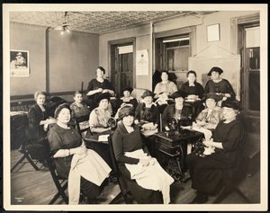 Dámský šicí kruh na 115 East 101st Street, East Harlem, New York, 1920 (stříbrný želatinový tisk)